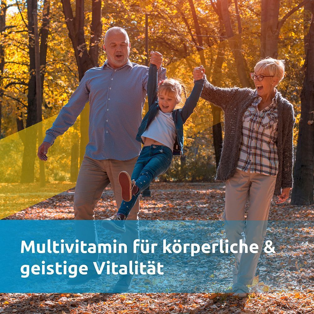 Familie genießt Vitalität im Herbstpark. Multivitamin für körperliche und geistige Vitalität.