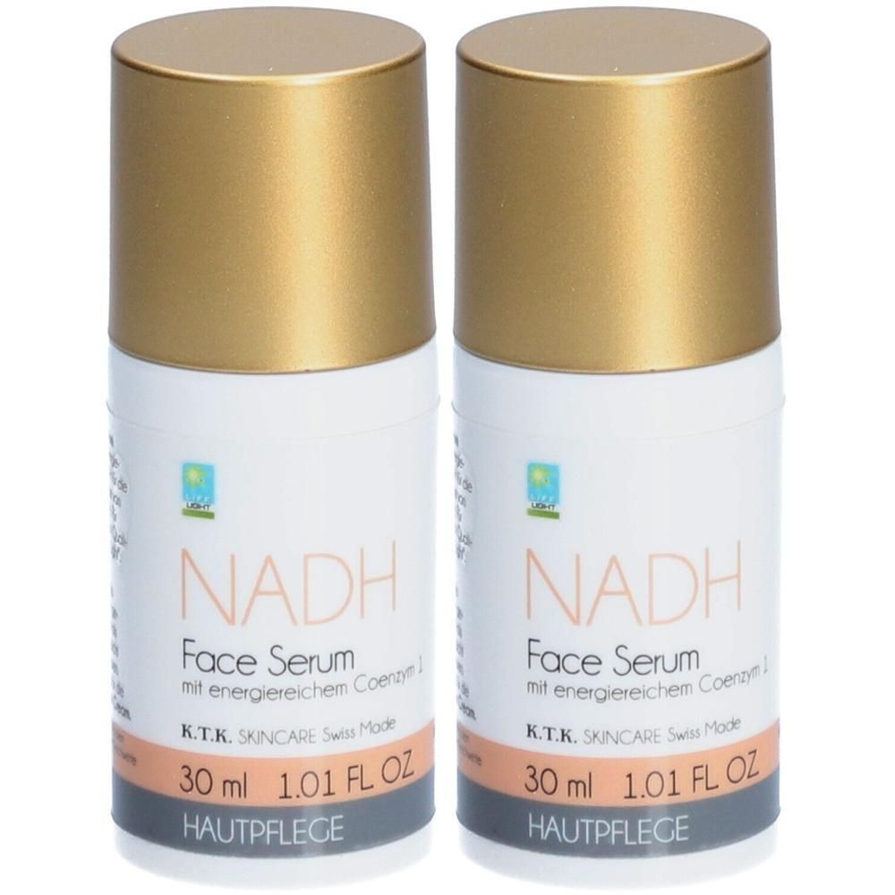 Zwei Flaschen NADH Face Serum mit goldenen Verschlüssen. Jede Flasche enthält 30 ml.