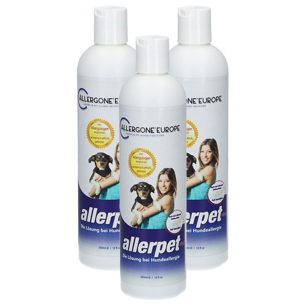 Drei weiße Flaschen mit Allerpet-Hundeshampoo. Eine Flasche zeigt eine Frau, die einen Hund hält.