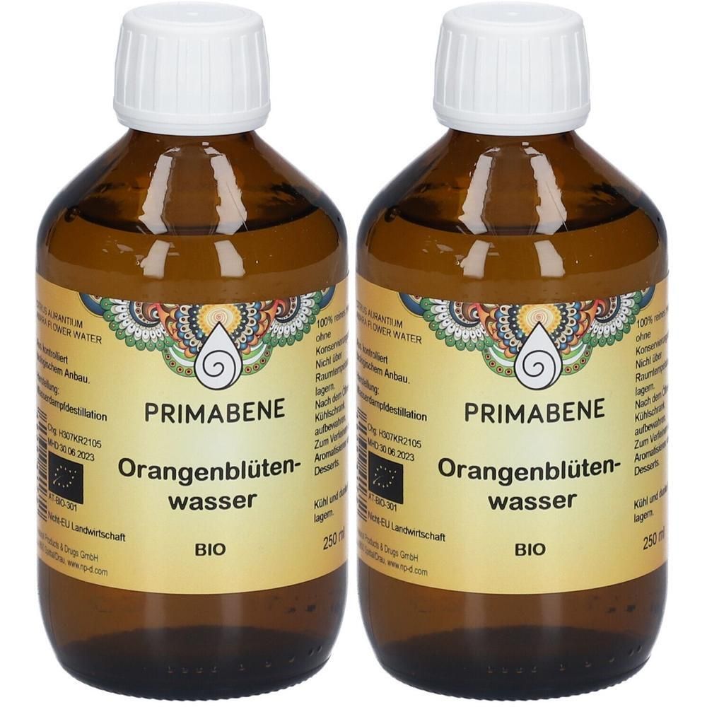 Zwei Braunglasflaschen mit weißem Schraubverschluss, gefüllt mit PRIMABENE Orangenblütenwasser BIO.