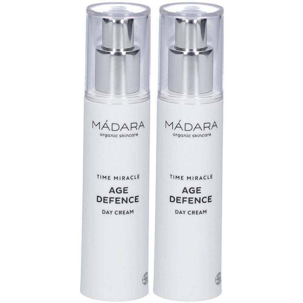 Zwei Flaschen MÁDARA Time Miracle Age Defence Tagescreme mit Pumpspendern und transparenten Kappen.