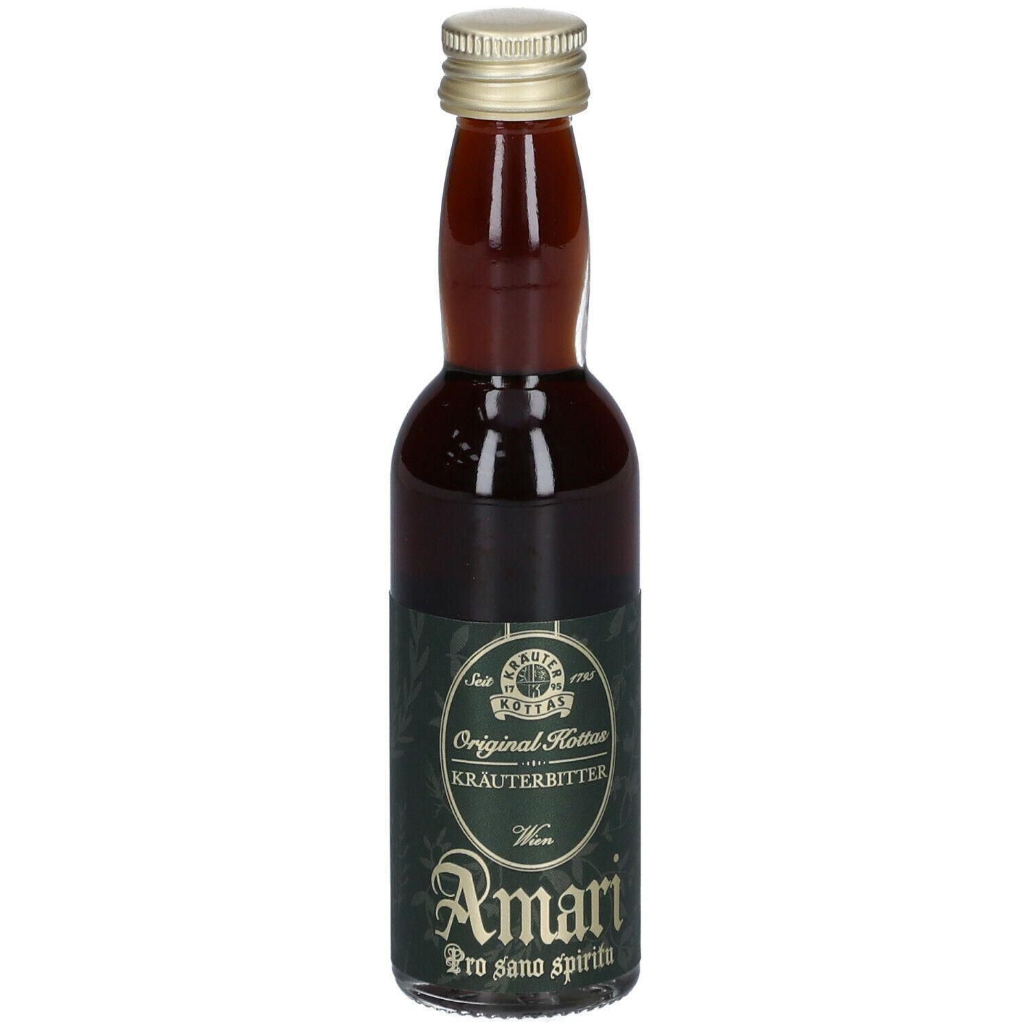Kleine Glasflasche mit dunklem Kräuterbitter und goldfarbenem Schraubverschluss. Etikett mit "Original Kottas Kräuterbitter Amari".