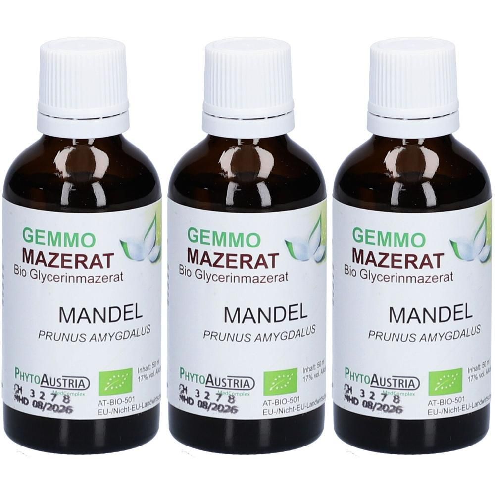 Drei Flaschen Gemmo Mazerat Mandel Bio Glycerinmazerat von PhytoAustria. Dunkelbraune Glasflaschen mit weißem Schraubverschluss.
