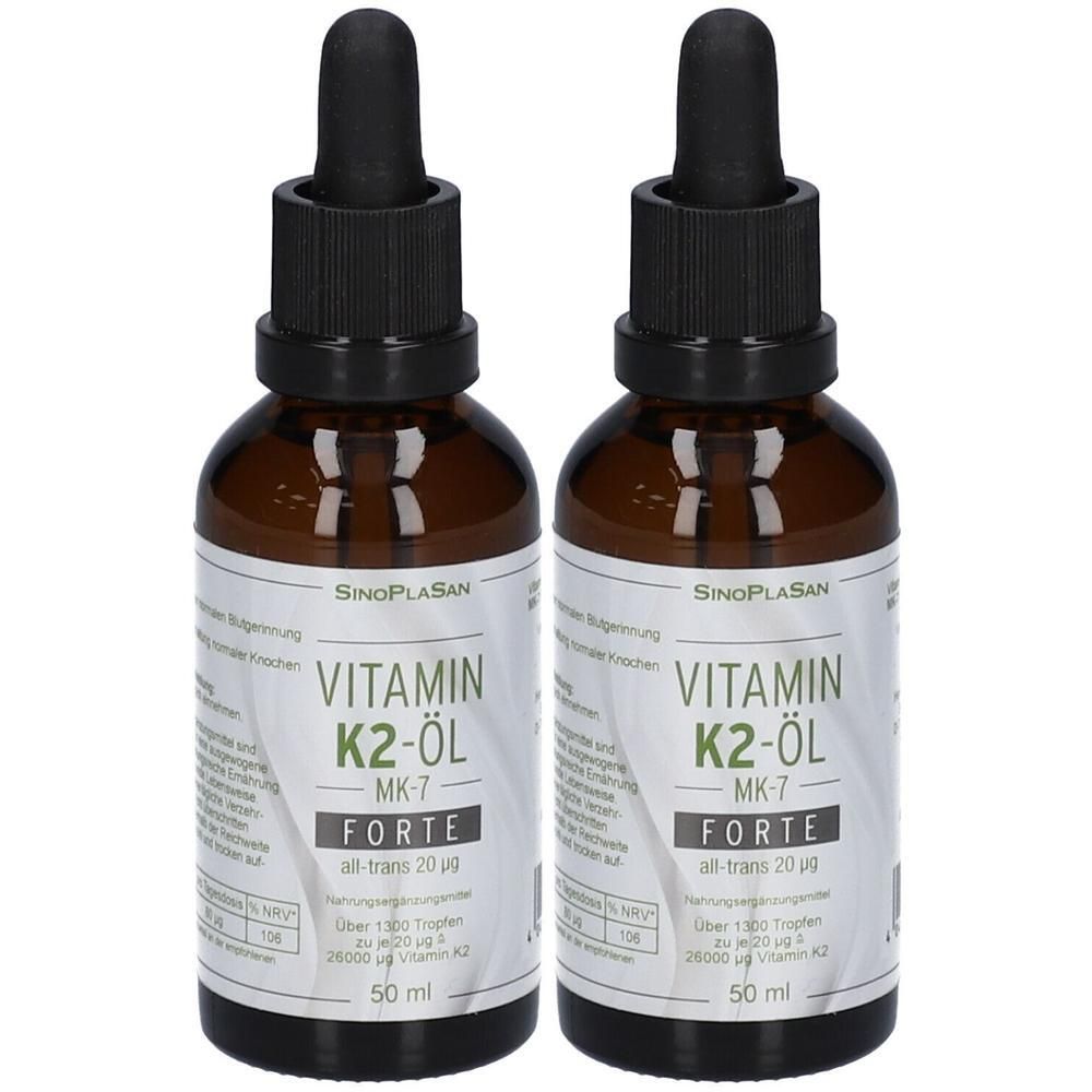 Zwei braune Glasflaschen mit Pipettenverschluss, gefüllt mit Vitamin K2-Öl.