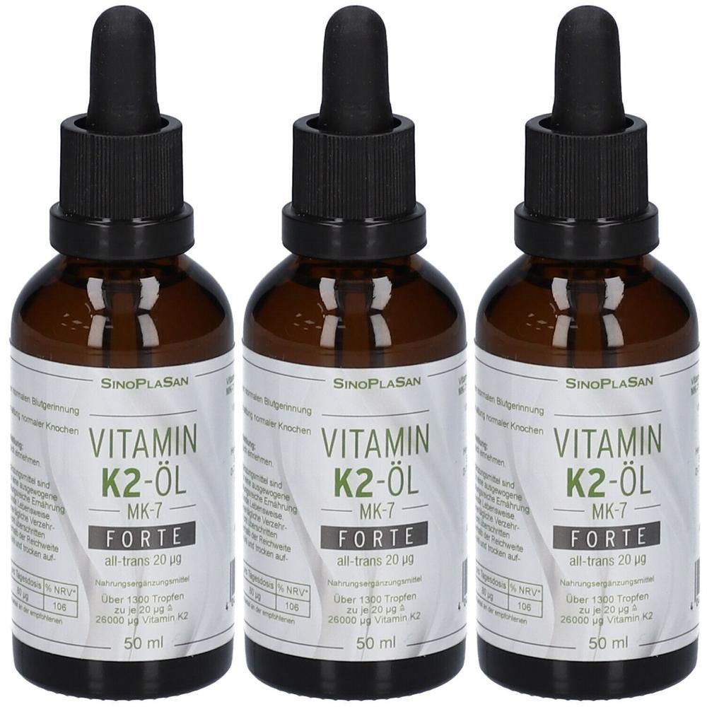 Drei Flaschen Vitamin K2-Öl MK-7 Forte mit Pipettenverschluss. Jede Flasche enthält 50 ml.