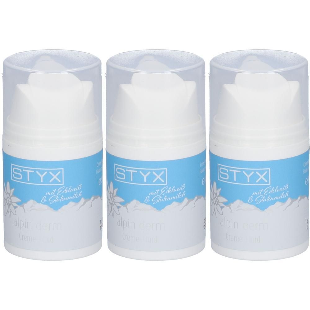 Drei weiße Flaschen mit blauem Etikett und Edelweiß-Motiv. "STYX alpin derm Creme-Fluid" ist aufgedruckt.