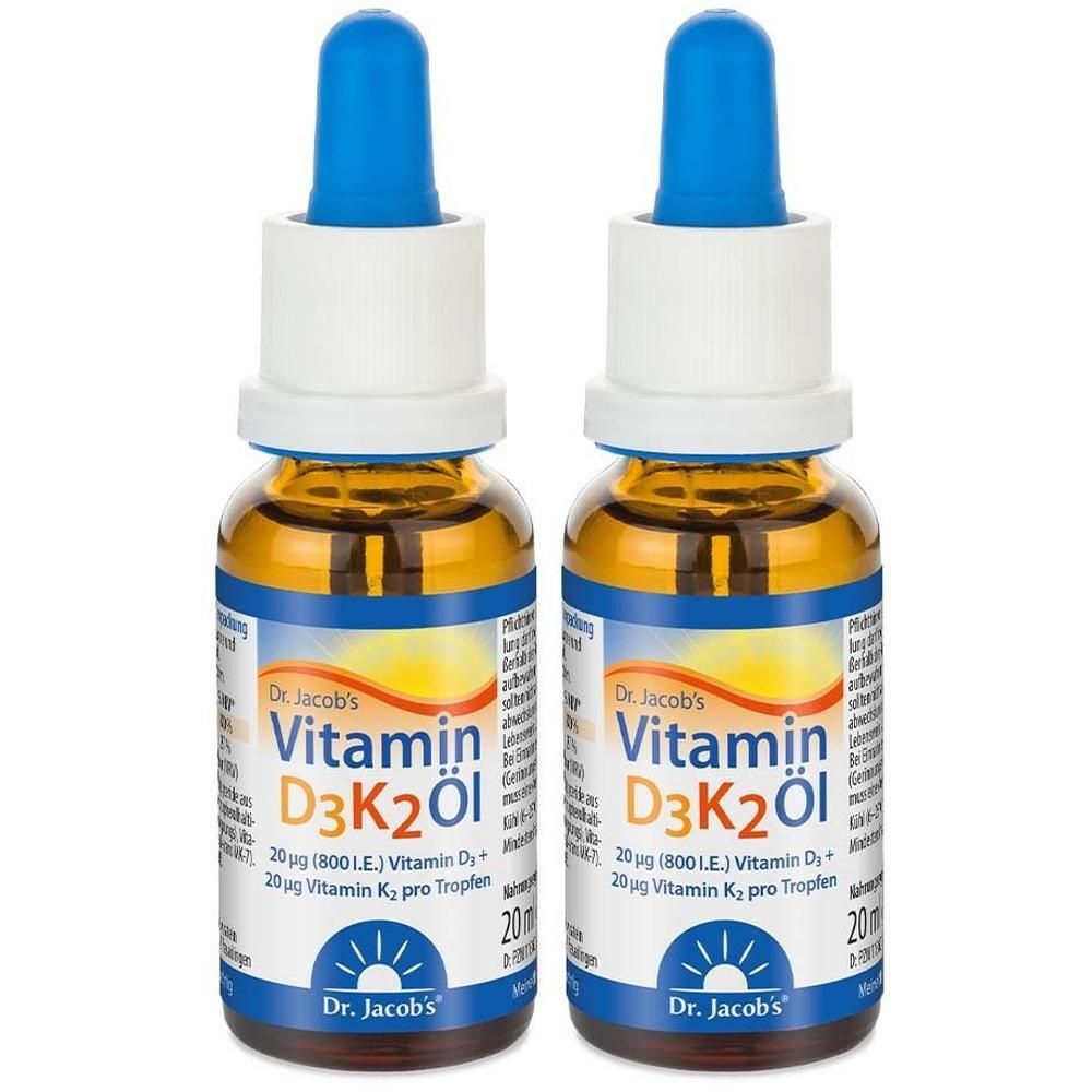 Zwei Flaschen Dr. Jacob's Vitamin D3K2 Öl. Braune Glasflaschen mit blauen Pipetten. Etiketten mit Produktinformationen.