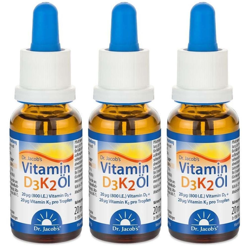 Drei Flaschen Dr. Jacob's Vitamin D3K2 Öl. Braune Glasflaschen mit blauen Tropfern. Etiketten mit Produktinformationen.