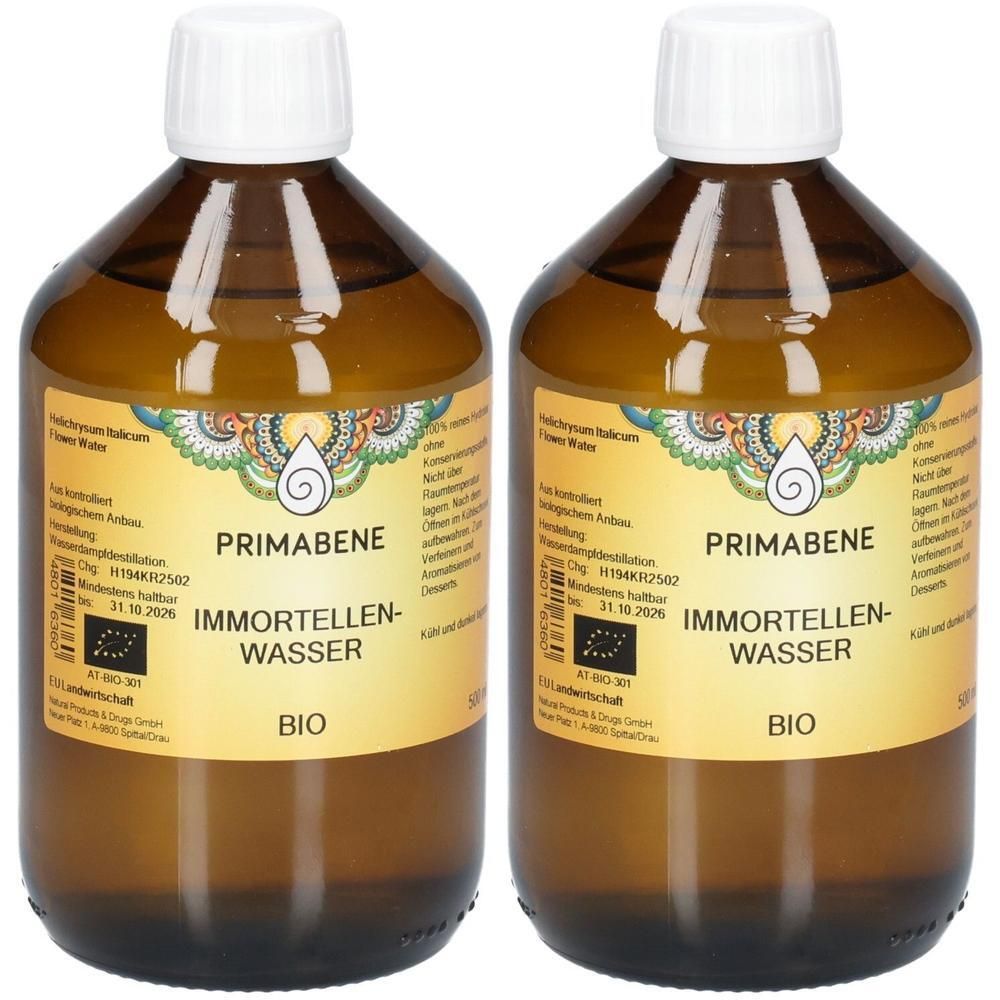 Zwei braune Glasflaschen mit weißem Verschluss. Auf den Etiketten steht PRIMABENE Immortellenwasser BIO. EU-Bio-Logo.