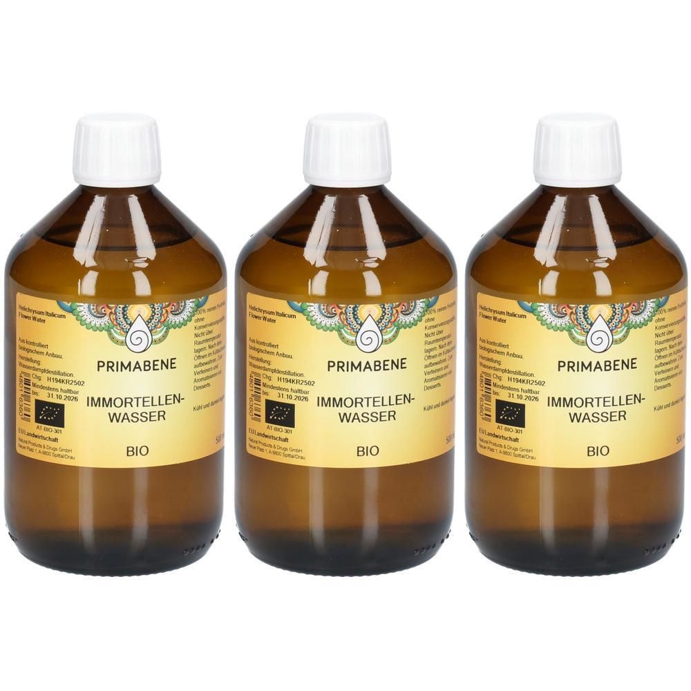 Drei braune Glasflaschen mit weißem Deckel. Aufkleber mit Produktnamen und Bio-Siegel. PRIMABENE Immortellenwasser.