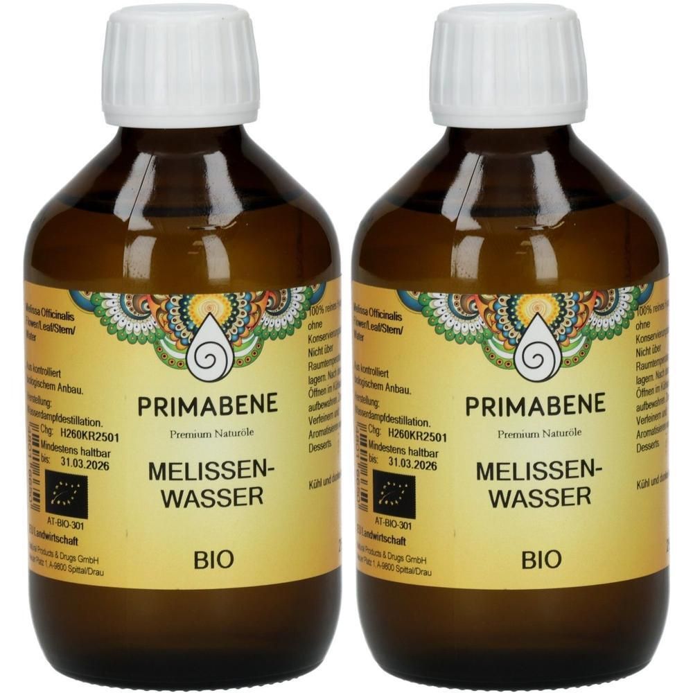 Zwei braune Glasflaschen mit weißen Deckeln. Auf den Etiketten steht PRIMABENE Melissenwasser BIO. Bio-Siegel.