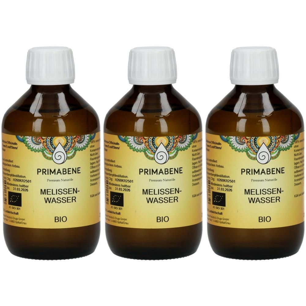 Drei braune Glasflaschen mit weißen Deckeln. Auf den Etiketten steht PRIMABENE Melissenwasser BIO. Mit Bio-Siegel.