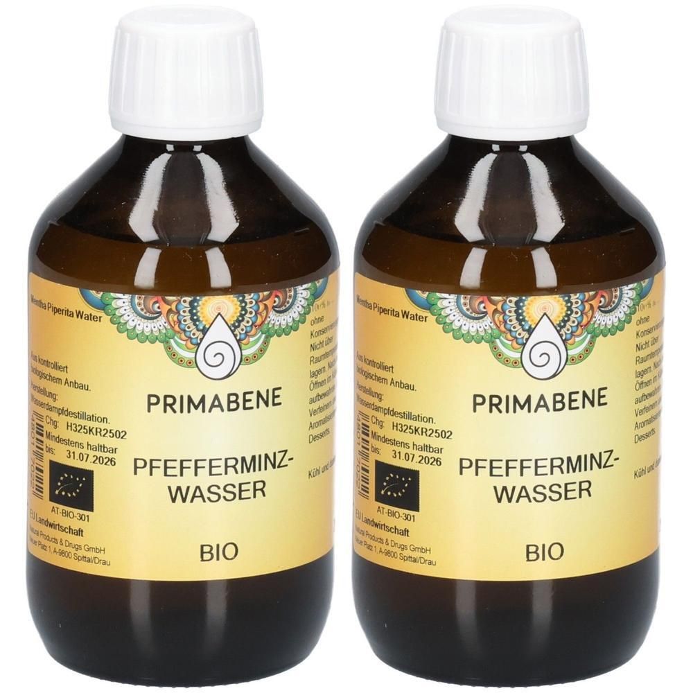 Zwei braune Glasflaschen mit weißen Verschlüssen. Etiketten mit Text: PRIMABENE Pfefferminz-Wasser BIO. Bio-Siegel.