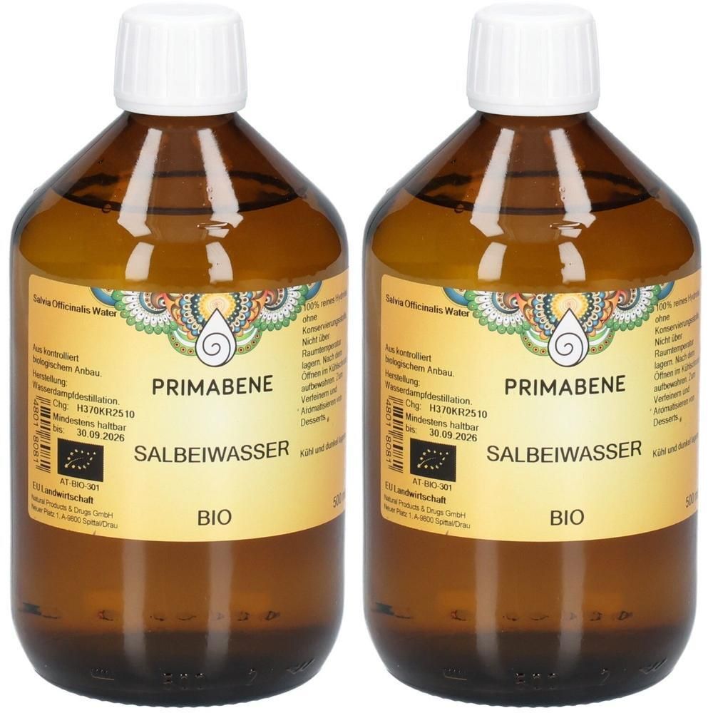Zwei braune Glasflaschen mit weißem Deckel. Aufschrift PRIMABENE SALBEIWASSER BIO. EU-Bio-Logo.