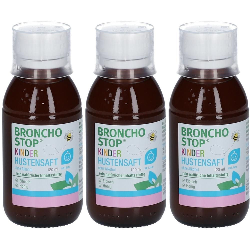 Drei Flaschen Hustensaft. Braune Flüssigkeit in Glasflaschen mit weißem Deckel. Beschriftung: BRONCHO STOP Kinder Hustensaft.