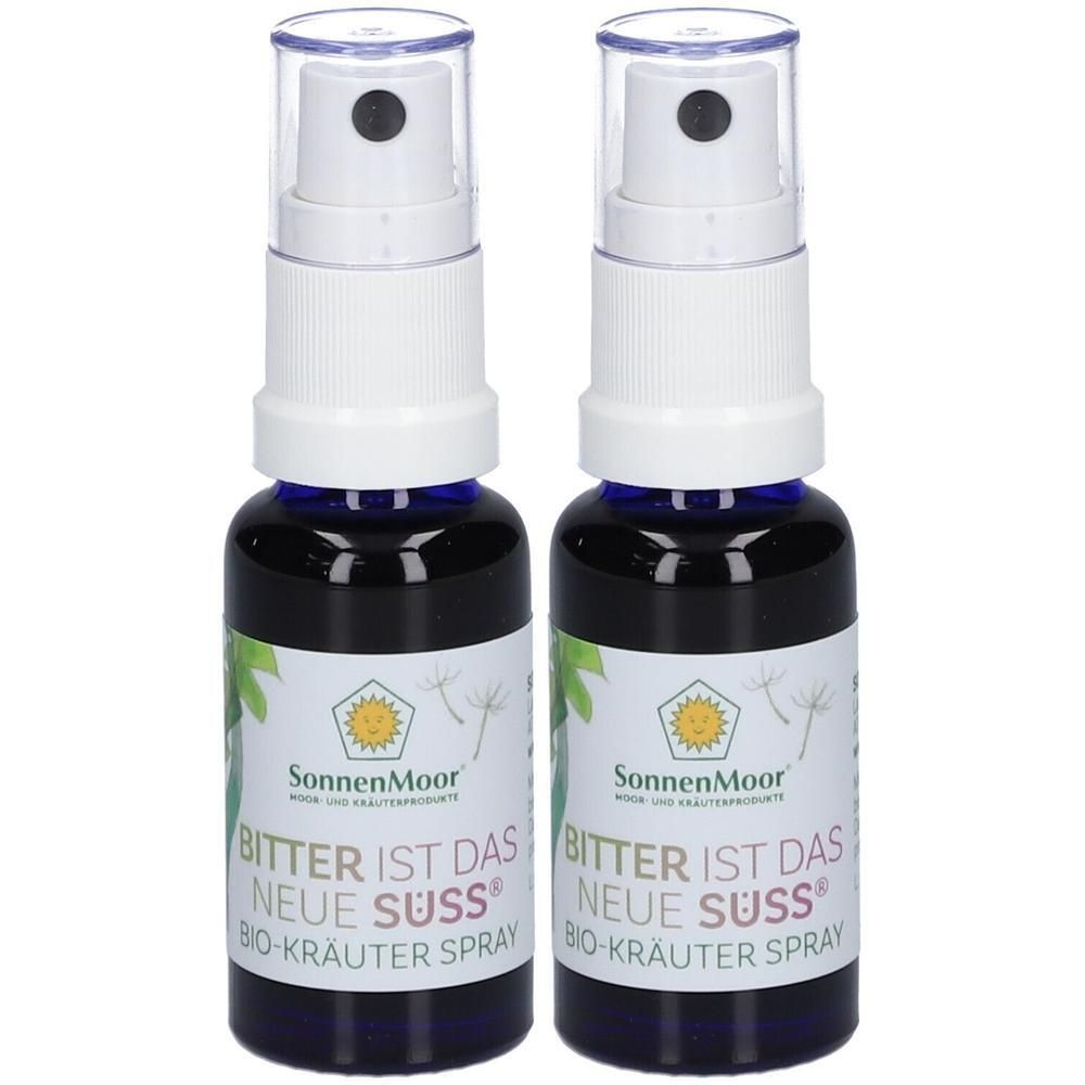 Zwei Sprühflaschen mit weißem Sprühkopf und blauer Flüssigkeit. Auf den Etiketten steht "SonnenMoor" und "Bitter ist das neue Süss Bio-Kräuter Spray".