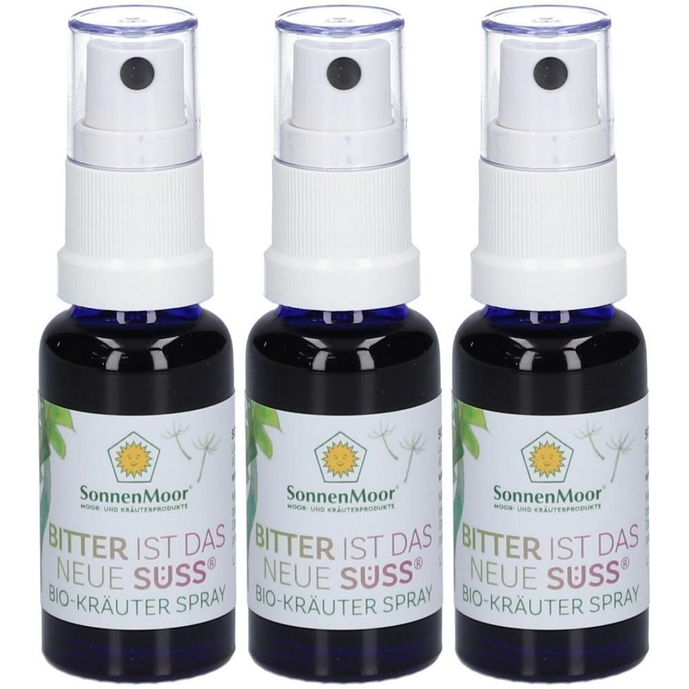 Drei Sprühflaschen mit blauem Glas und weißem Sprühkopf. Beschriftung: SonnenMoor, Bitter ist das neue Süss, Bio-Kräuter Spray.