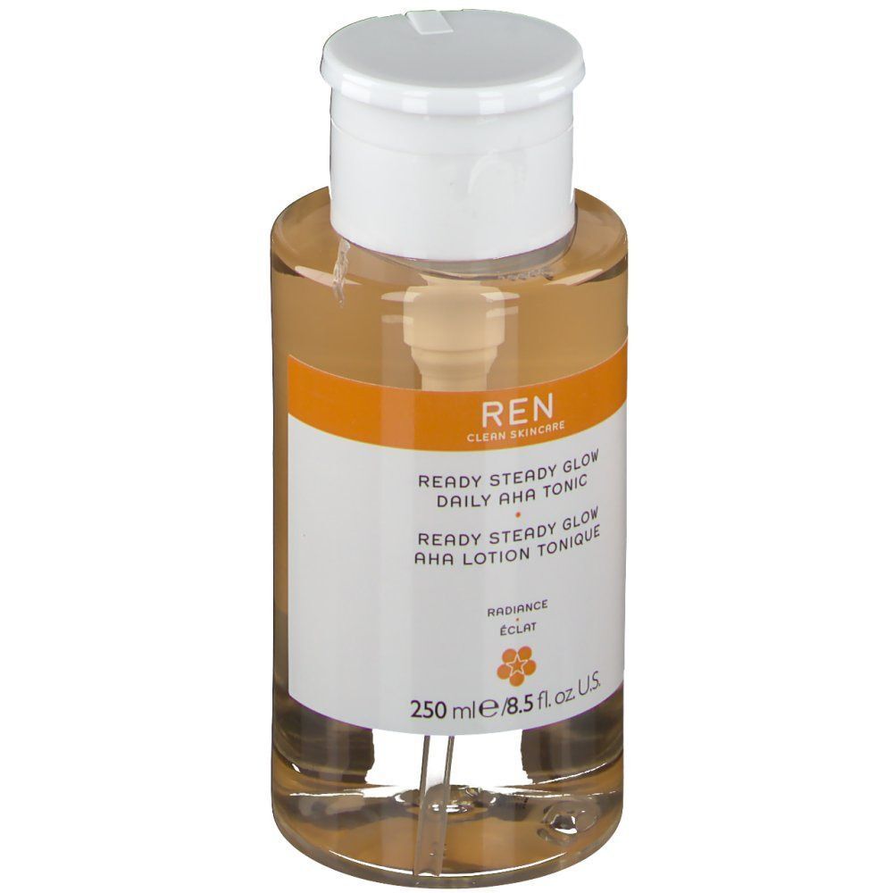 Eine Flasche REN Ready Steady Glow Daily AHA Tonikum mit Pumpverschluss, klare Flüssigkeit, orangefarbenes Etikett.