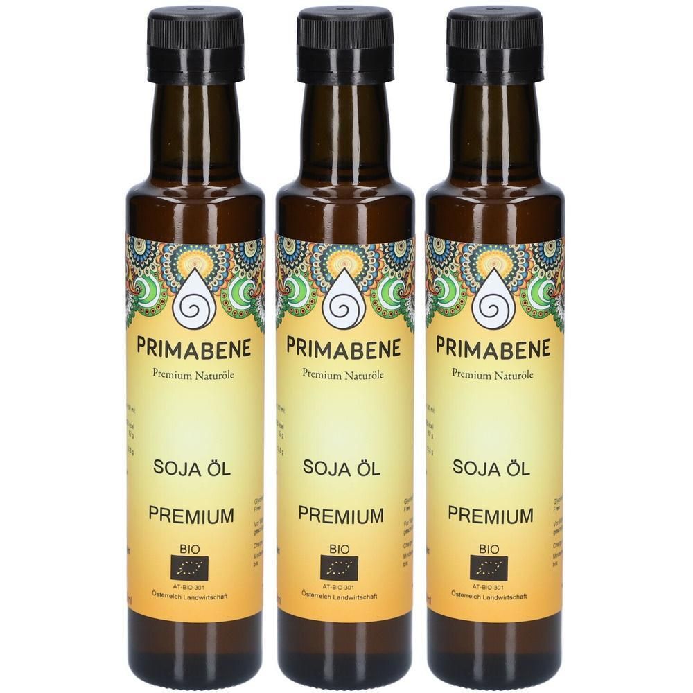 Drei braune Glasflaschen mit schwarzem Deckel. Auf den Etiketten steht: PRIMABENE, SOJA ÖL PREMIUM BIO. Österreichische Landwirtschaft.