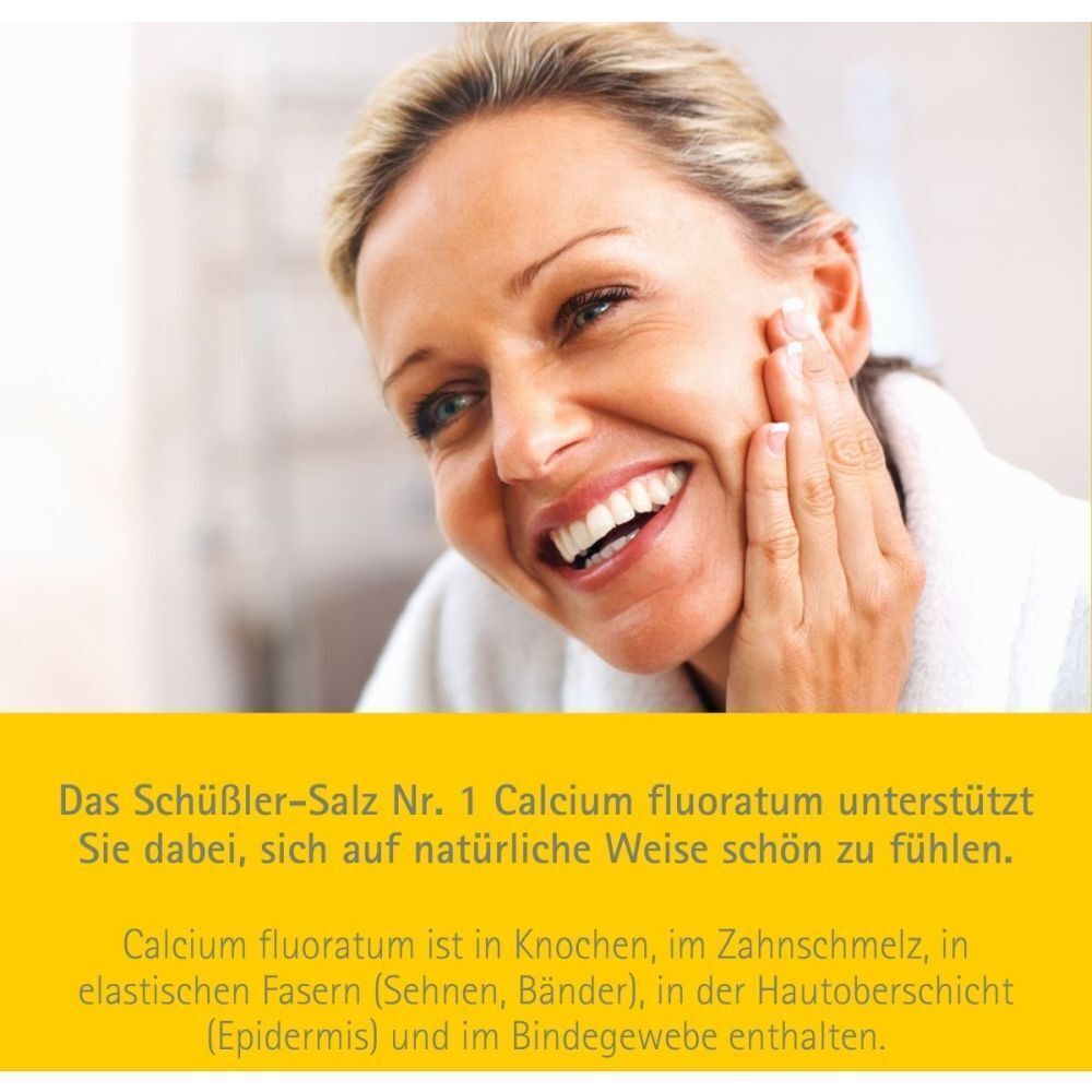 Eine lächelnde Frau berührt ihr Gesicht. Gelber Text: Das Schüßler-Salz Nr. 1 Calcium fluoratum unterstützt Sie dabei, sich auf natürliche Weise schön zu fühlen.