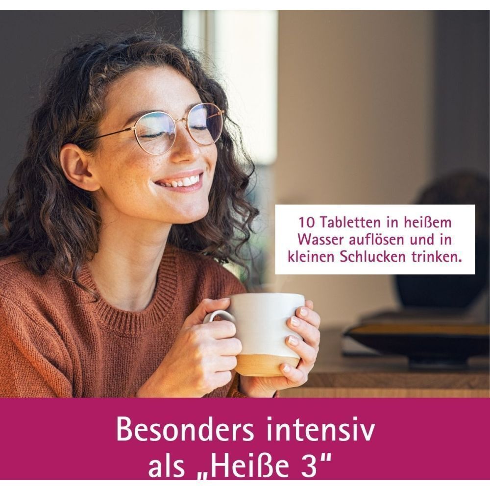 Eine lächelnde Frau trinkt aus einer Tasse. Text über die Einnahme von Tabletten in heißem Wasser.