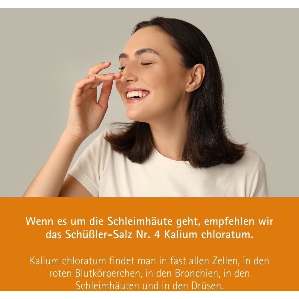 Frau mit geschlossenen Augen und erhobenen Händen am Gesicht.