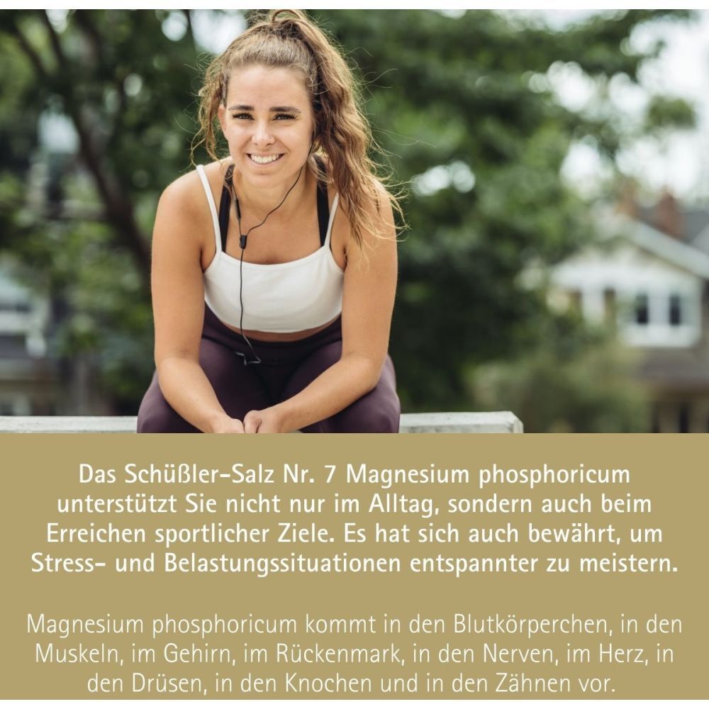 Lächelnde Frau in Sportkleidung sitzt draußen. Text über Schüßler-Salz Nr. 7.