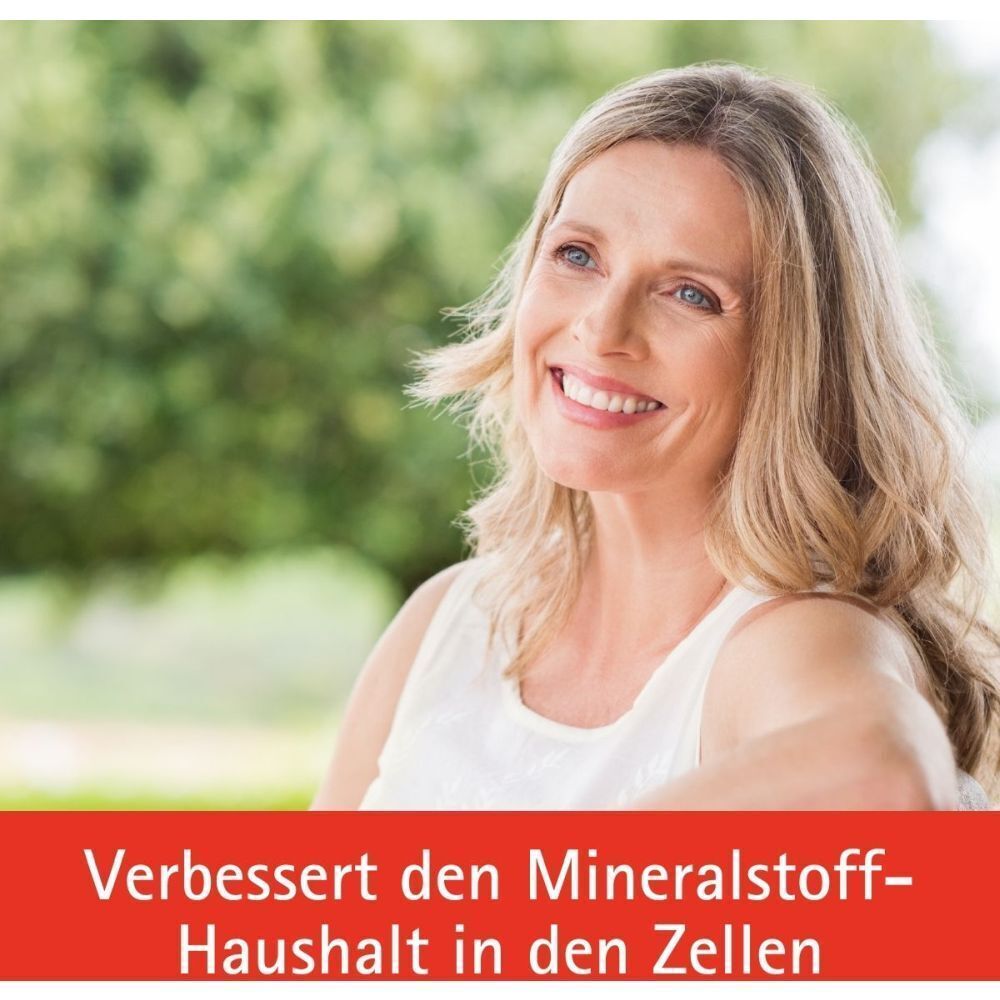 Eine lächelnde Frau im Freien. Roter Text: Verbessert den Mineralstoff-Haushalt in den Zellen.