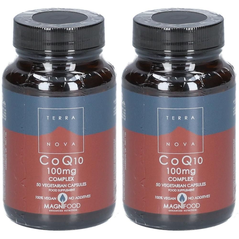Zwei Flaschen mit schwarzen Deckeln. Auf den Etiketten steht "TERRA NOVA CoQ10 100mg COMPLEX". 50 vegetarische Kapseln, 100% vegan, ohne Zusatzstoffe.