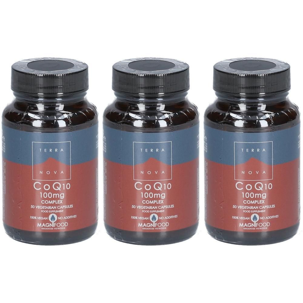Drei braune Flaschen mit schwarzen Deckeln. Auf jeder Flasche steht "TERRA NOVA CoQ10 100mg COMPLEX".