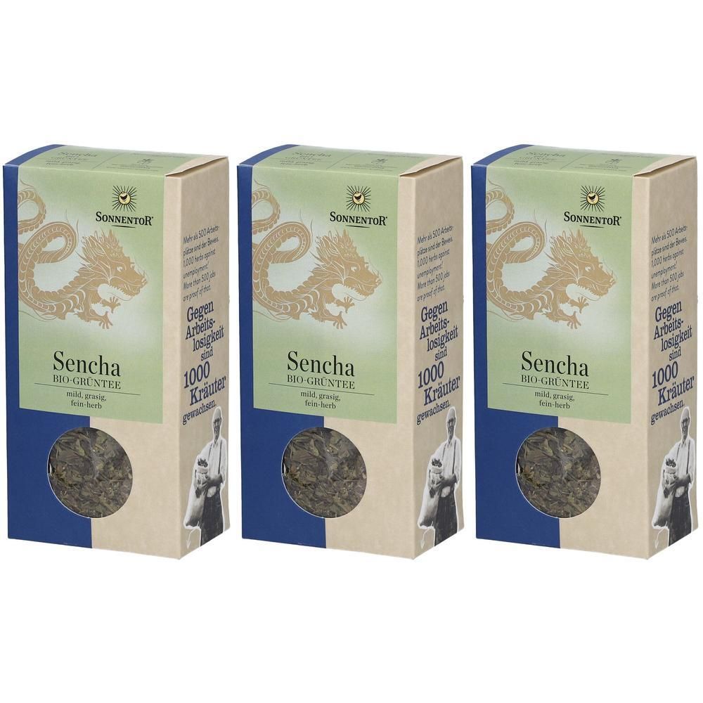 Drei Kartons Sencha Bio-Grüntee. Aufdrucke: SonnentoR, Drache, Sencha, 1000 Kräuter. Sichtfenster mit losem Tee. Blaue und beige Farben.