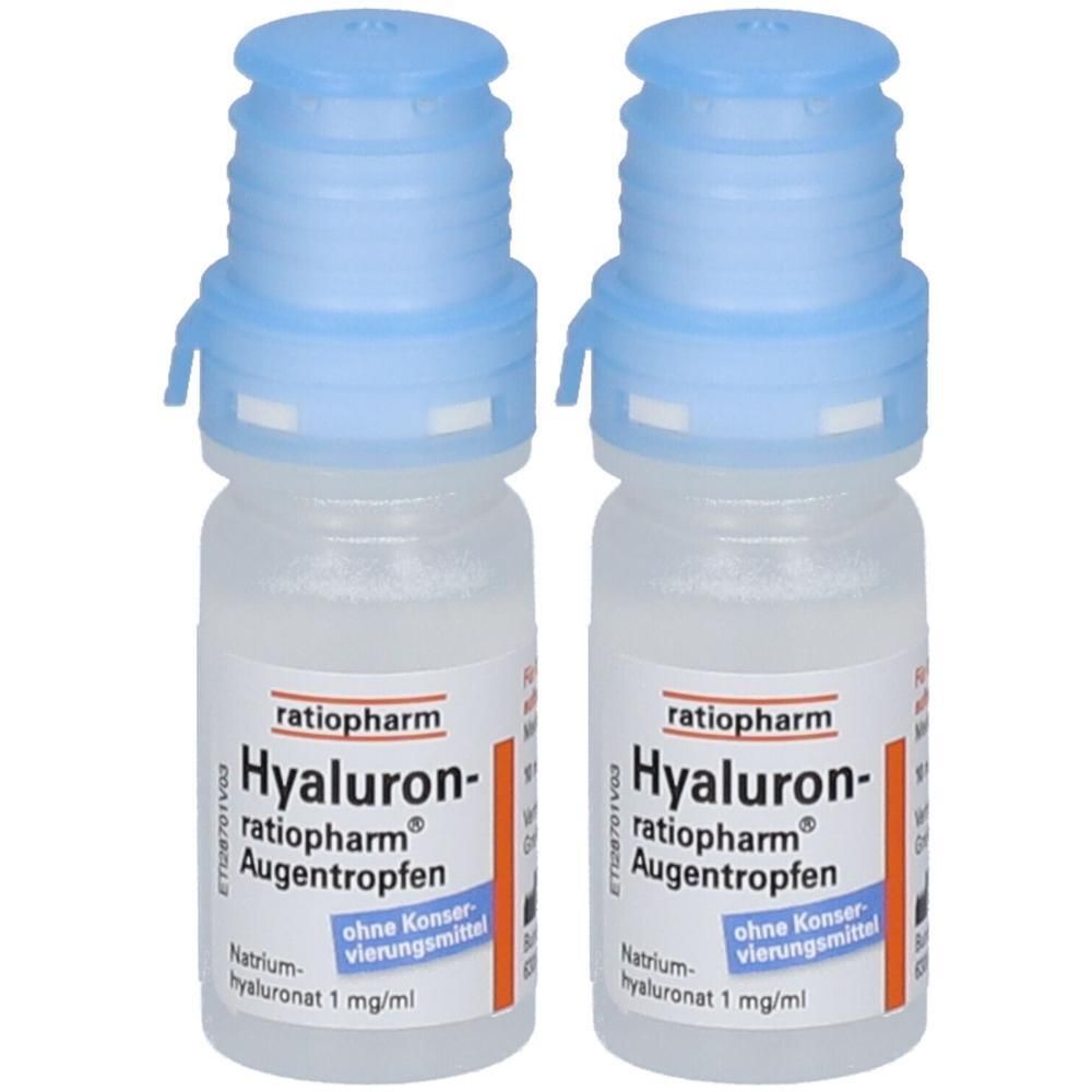 Zwei Fläschchen Augentropfen mit blauen Verschlüssen. Aufschrift: Hyaluron-ratiopharm Augentropfen, ohne Konservierungsmittel.