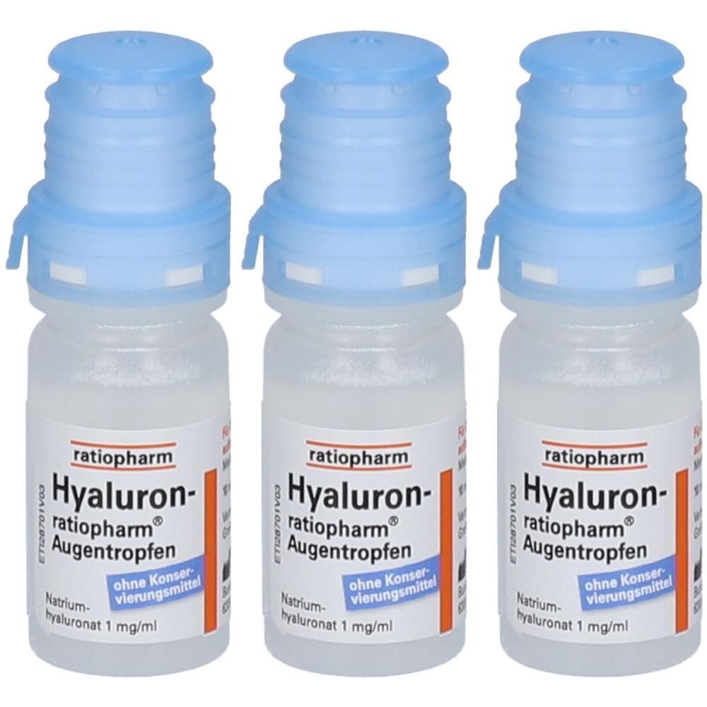 Drei Fläschchen Hyaluron-ratiopharm® Augentropfen. Weiße Fläschchen mit blauem Verschluss. Beschriftung mit Produktname und Inhaltsstoffen.