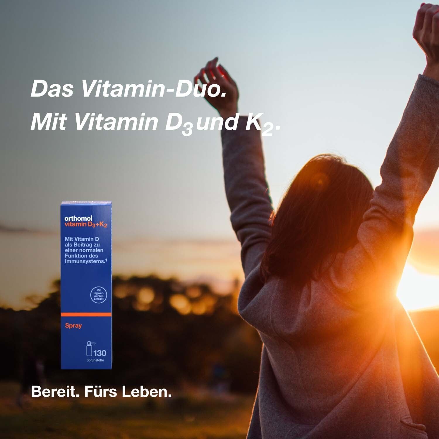 Eine Person mit erhobenen Armen. Im Vordergrund eine blaue Produktverpackung mit Aufschrift: Orthomol Vitamin D3+K2 Spray.