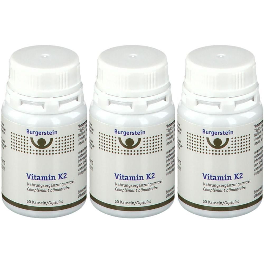 Drei weiße Flaschen mit Schraubverschluss. Auf jeder Flasche steht "Burgerstein Vitamin K2". Darunter "Nahrungsergänzungsmittel".
