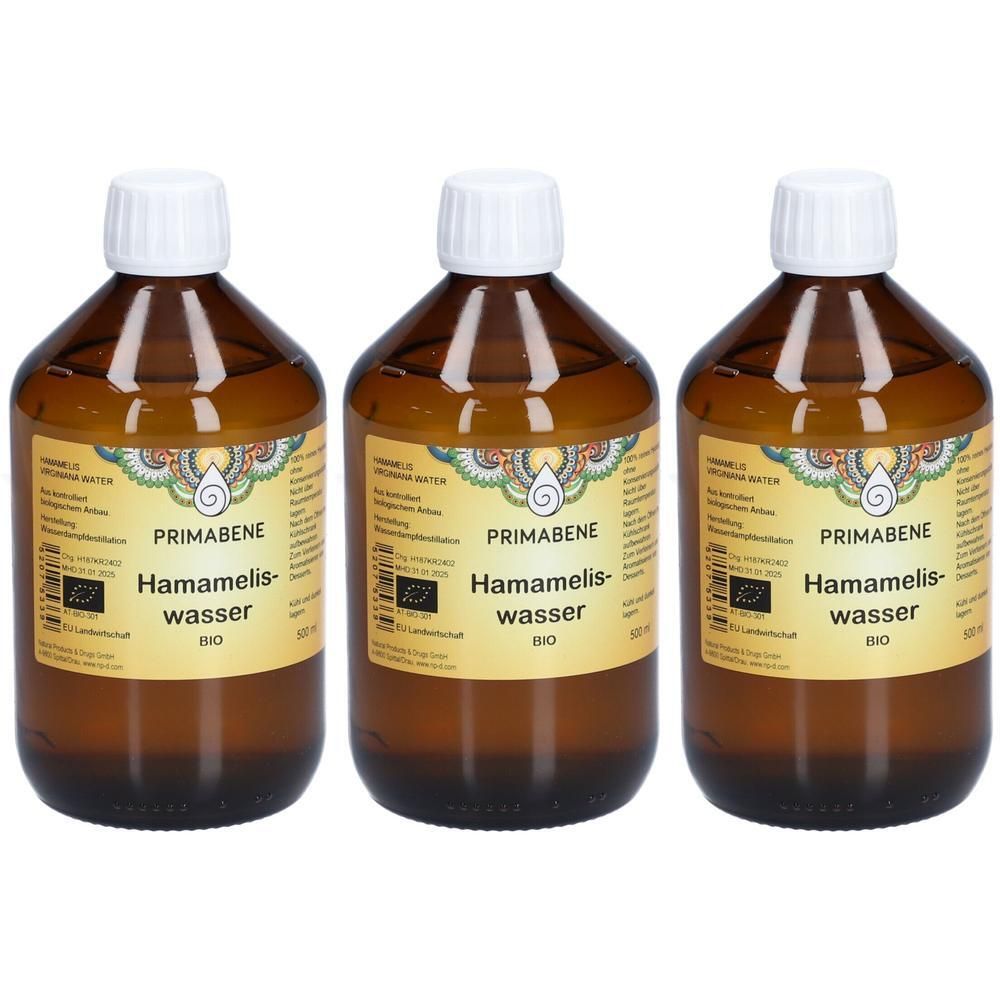 Drei braune Glasflaschen mit weißem Deckel. Aufschrift: PRIMABENE Hamameliswasser BIO. Mit Bio-Siegel.