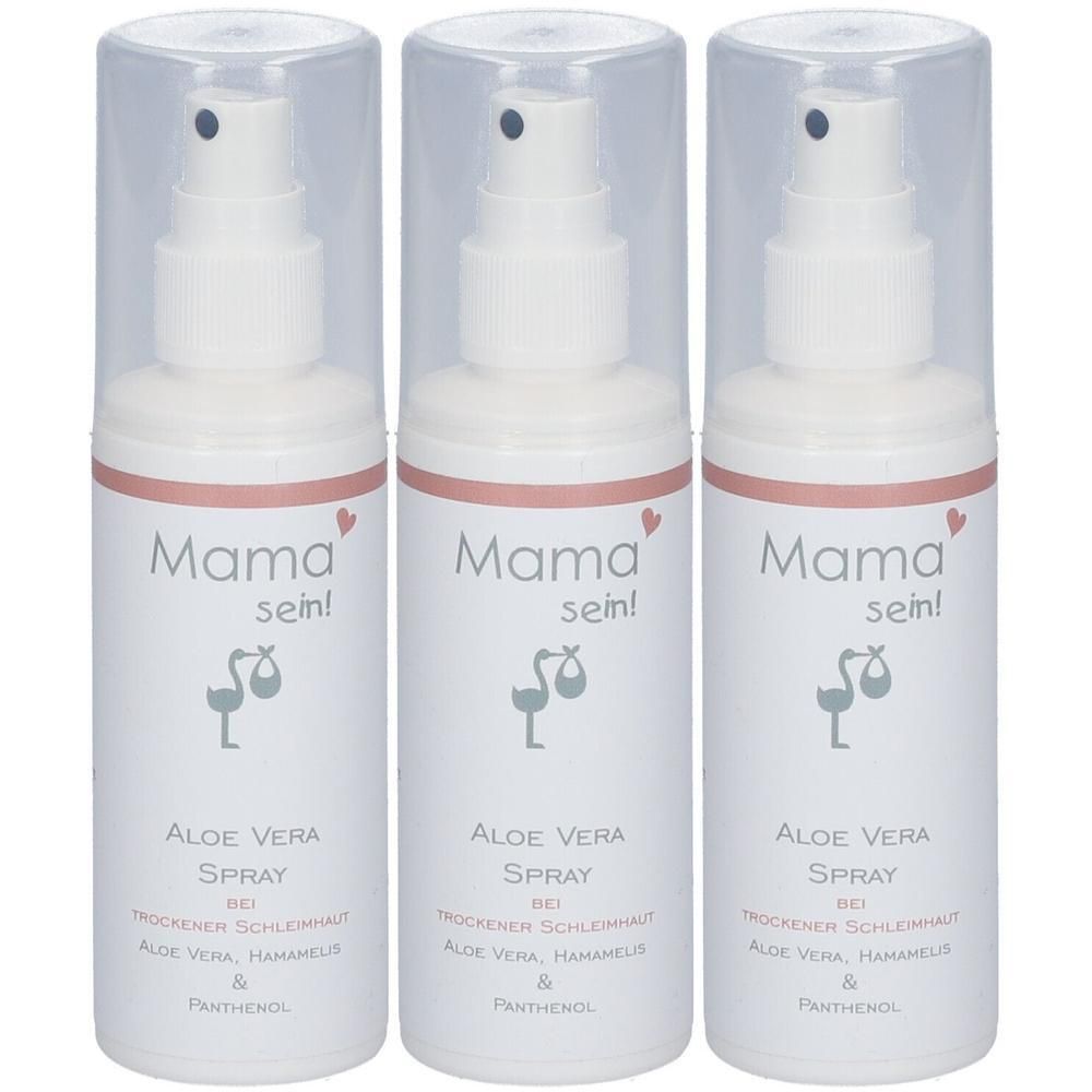 Drei weiße Sprühflaschen mit transparenten Kappen. Auf jeder Flasche steht "Mama sein!" und "Aloe Vera Spray".