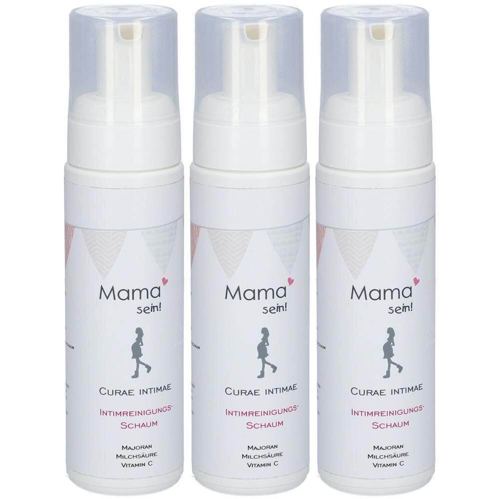 Drei weiße Flaschen mit Sprühköpfen. Auf jeder Flasche steht "Mama sein!" und "CURAE INTIMAE INTIMREINIGUNGSSCHAUM".