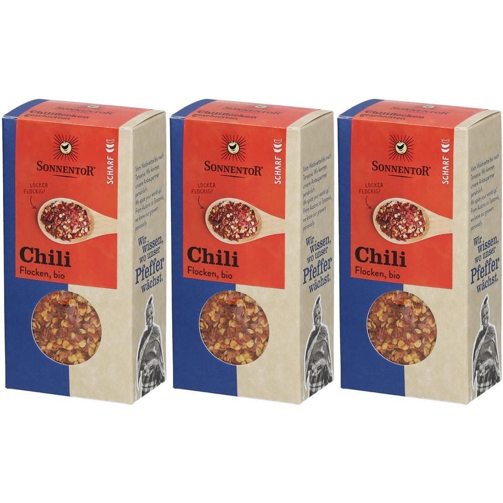 Drei rechteckige Kartonverpackungen. Auf jeder steht "Chili Flocken, bio" und das Logo von SONNENTOR. Die Verpackung zeigt Chiliflocken.