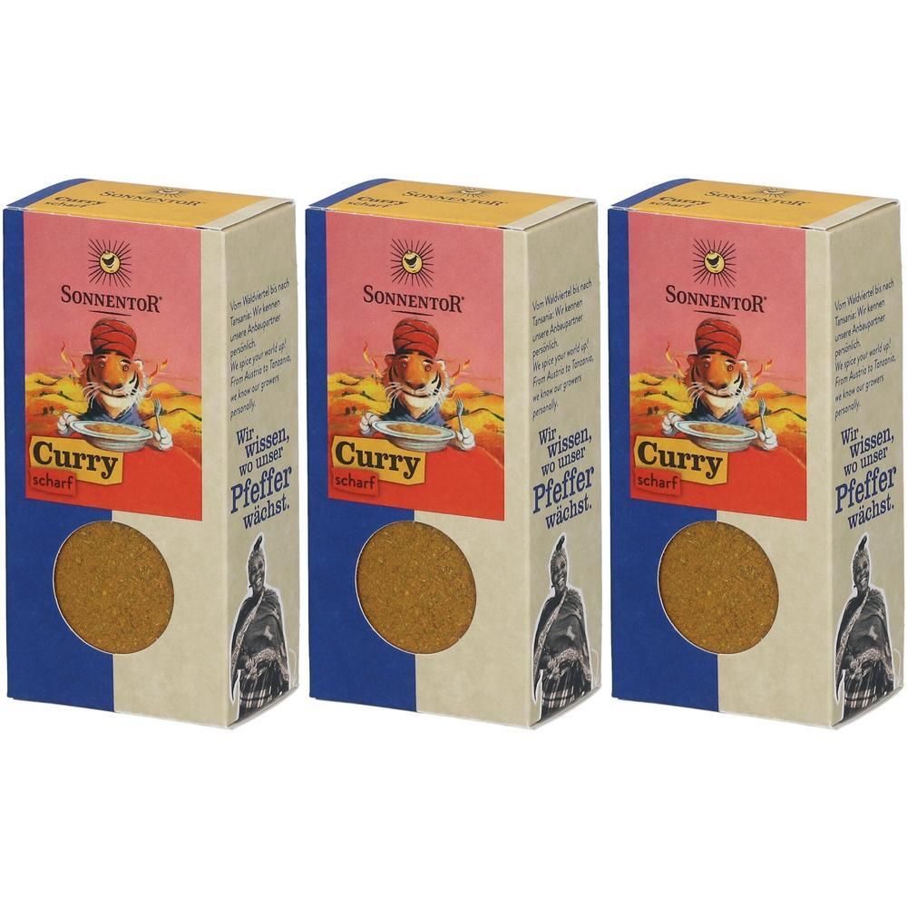 Drei Kartonverpackungen mit SonnentoR Curry scharf. Aufdrucke: Logo, Illustration, Schriftzüge. Sichtbares Produkt: braunes Pulver in runder Aussparung.
