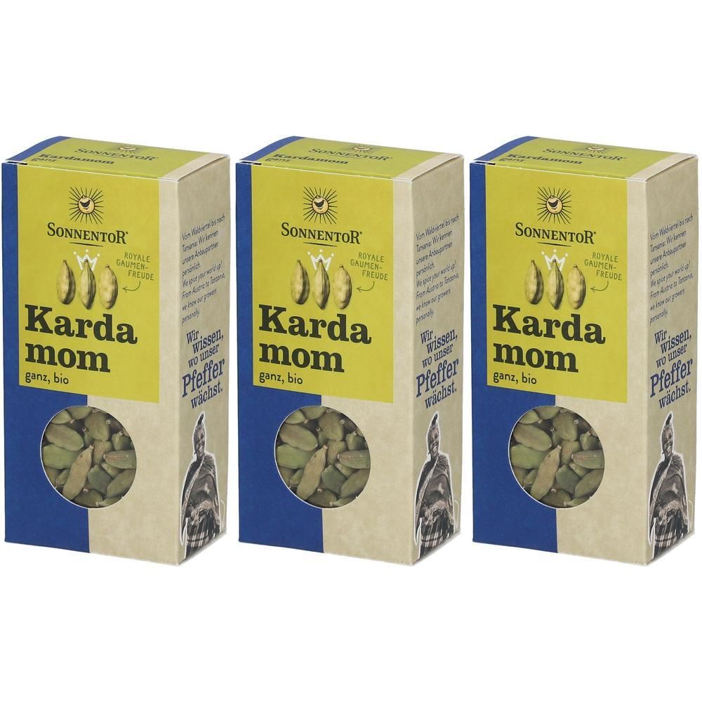 Drei Kartons mit SonnentoR Kardamom. Aufschrift: Kardamom ganz, bio. Logo: Sonne. Grünliche Kardamomkapseln sind sichtbar.