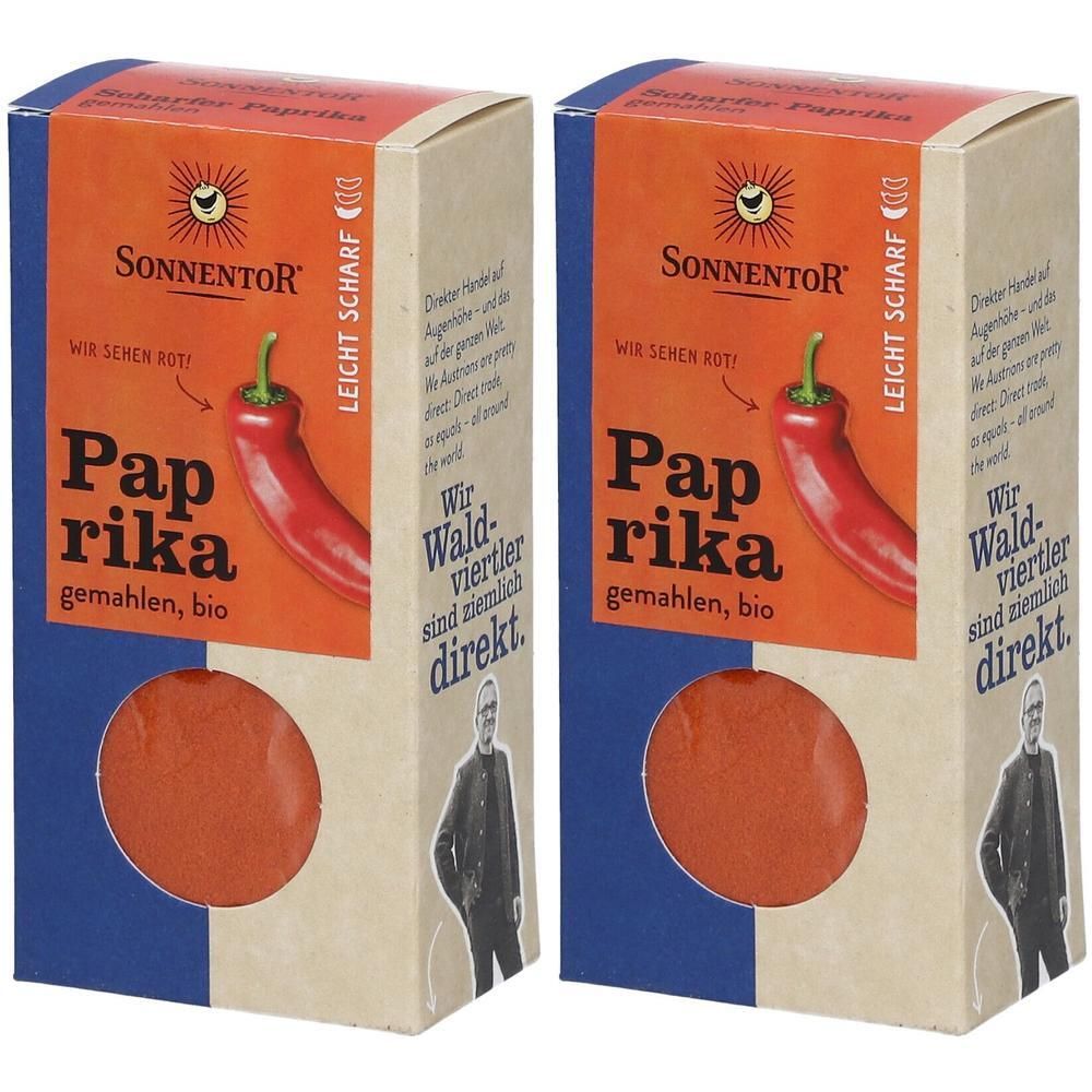 Zwei rechteckige Kartonverpackungen. Aufdruck: Paprika, gemahlen, bio. Marke: SONNENTOR. Abbildung einer roten Paprika. Text: Leicht scharf.
