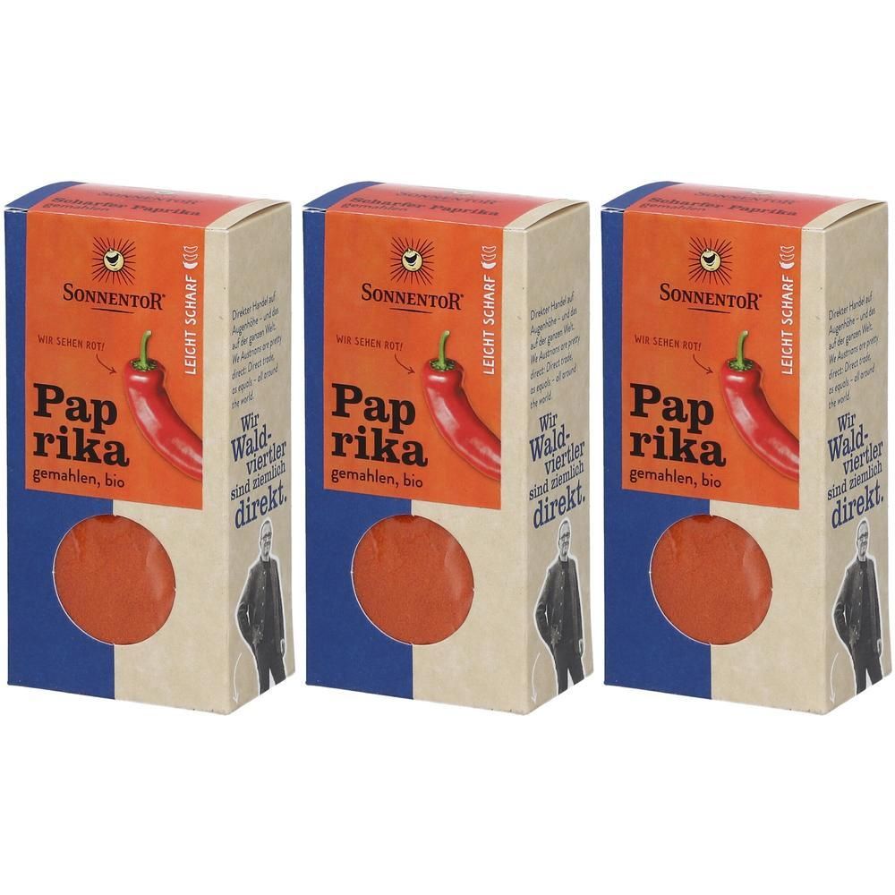 Drei rechteckige Pappkartons mit Paprika-Aufdruck. Aufschrift: SonnentoR, Paprika gemahlen, bio, leicht scharf. Rote Paprika-Abbildung.