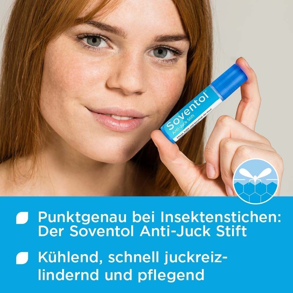 Frau hält blauen Soventol® Anti-Juck Stift. Text: Punktgenau bei Insektenstichen. Kühlen, schnell juckreizlindernd und pflegend.