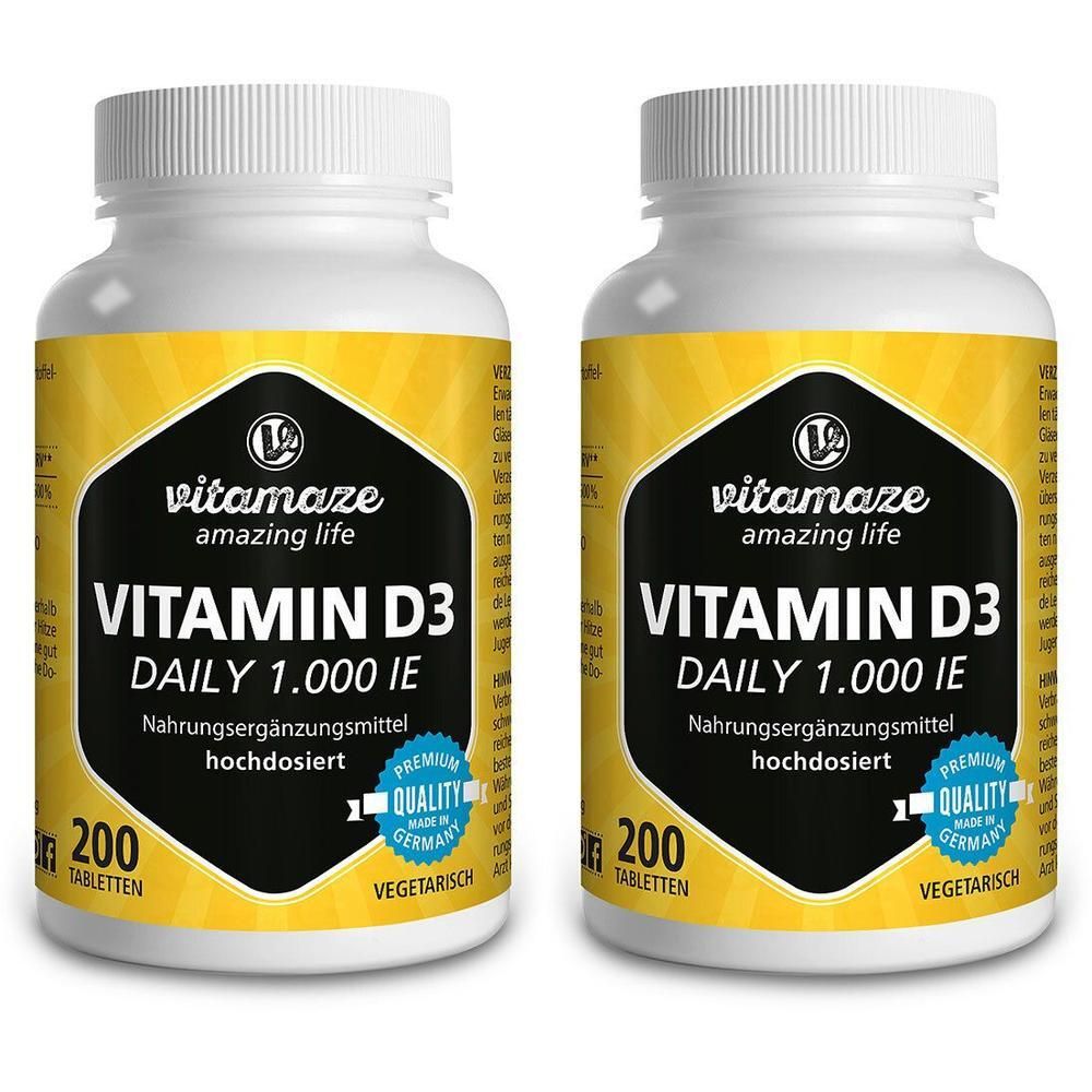 Zwei Flaschen Vitamaze Vitamin D3. Weiße Flaschen mit gelben Etiketten. Schwarzes Logo mit Text: Vitamin D3 Daily 1.000 IE. 200 Tabletten.