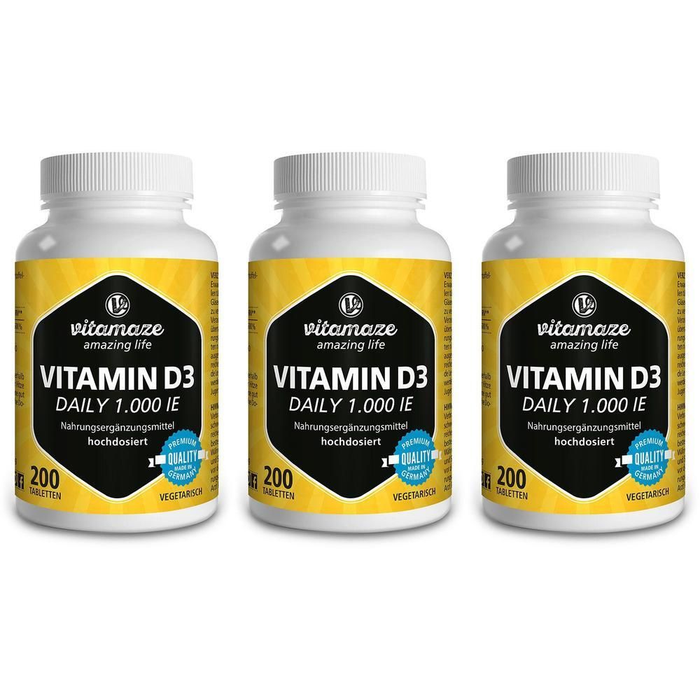 Drei Flaschen Vitamaze Vitamin D3. Gelbe Etiketten mit schwarzem Logo und Text. Aufschrift: Vitamin D3 Daily 1.000 IE, 200 Tabletten.