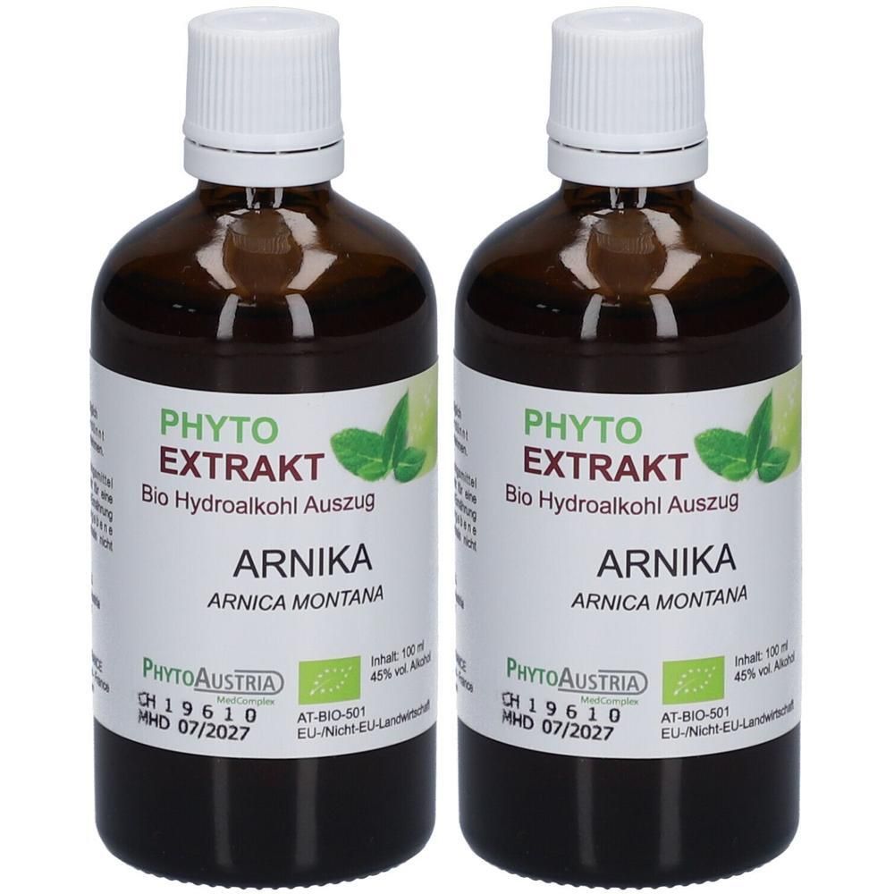 Zwei braune Glasflaschen mit weißem Deckel und Etikett. Aufschrift: PHYTO EXTRAKT ARNIKA. Mit Bio-Siegel und Haltbarkeitsdatum.