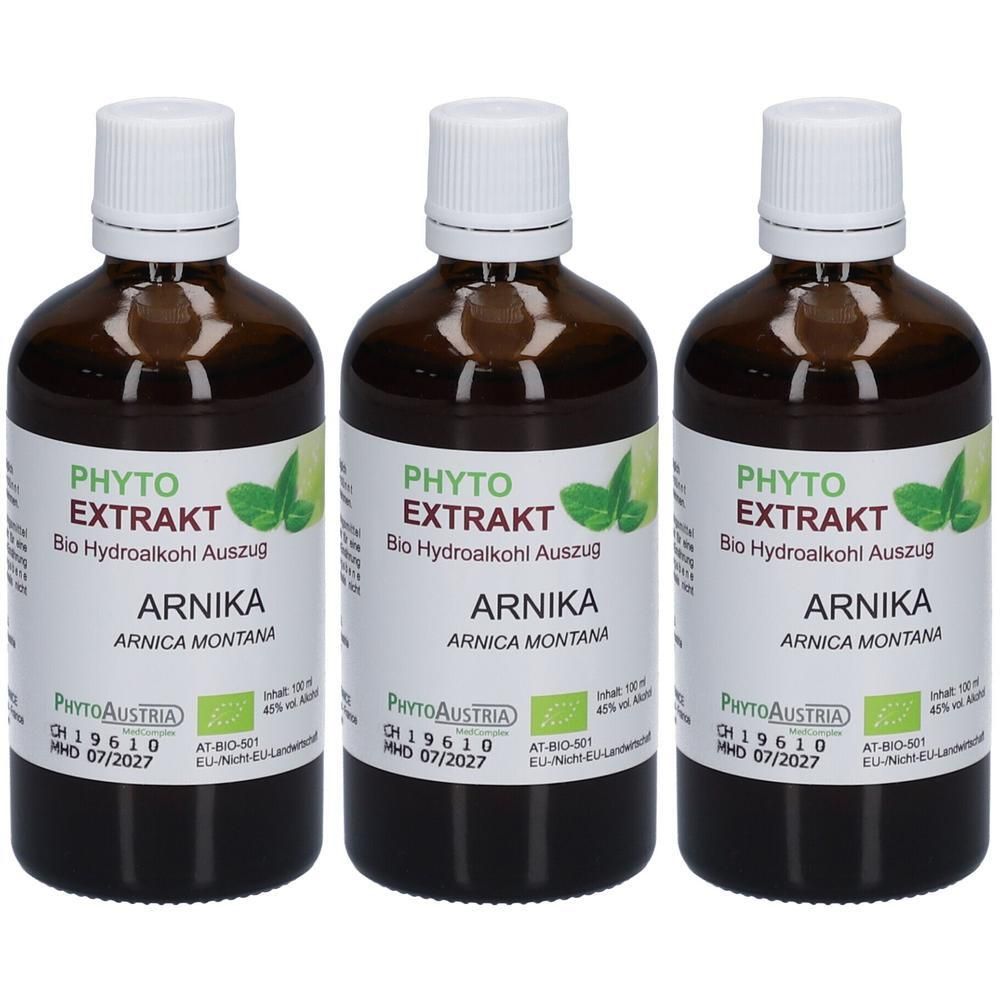 Drei braune Glasflaschen mit weißem Deckel. Etikett mit "PHYTO EXTRAKT ARNIKA". Bio Hydroalkoholauszug. Mit Logo und MHD 07/2027.