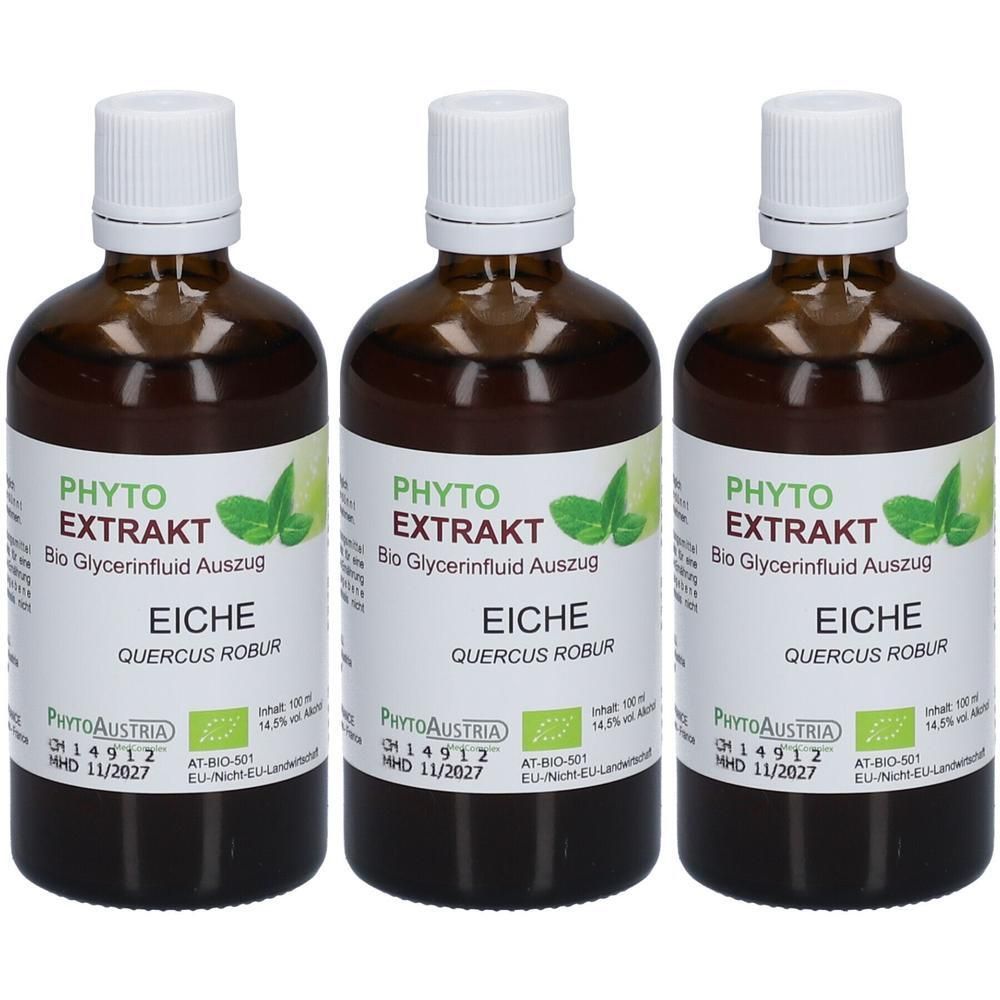 Drei braune Glasflaschen mit weißem Deckel. Etikett mit Text: PHYTO EXTRAKT EICHE. Bio Glycerinfluid Auszug. Mit Zertifizierung.