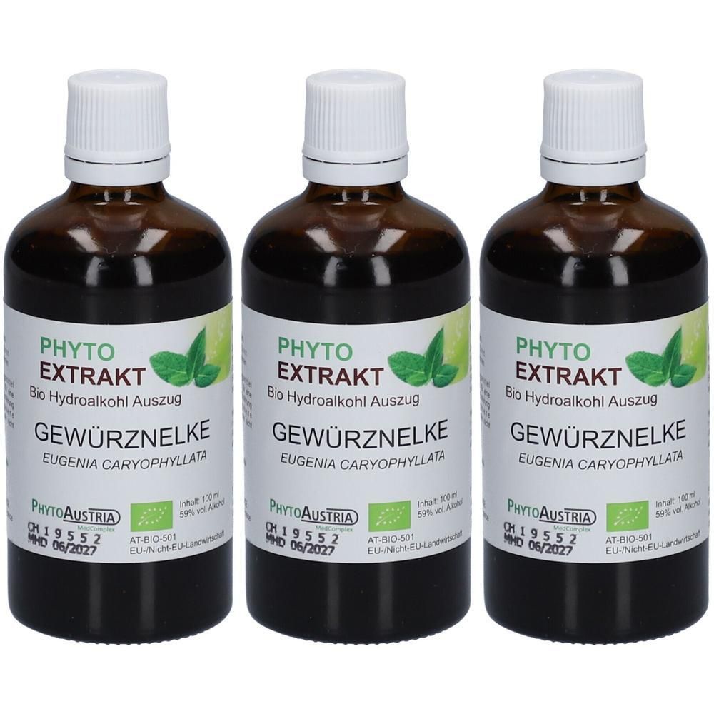 Drei braune Glasflaschen mit weißen Verschlüssen. Etiketten mit Text: PHYTO EXTRAKT, Gewürznelke, Bio-Siegel.